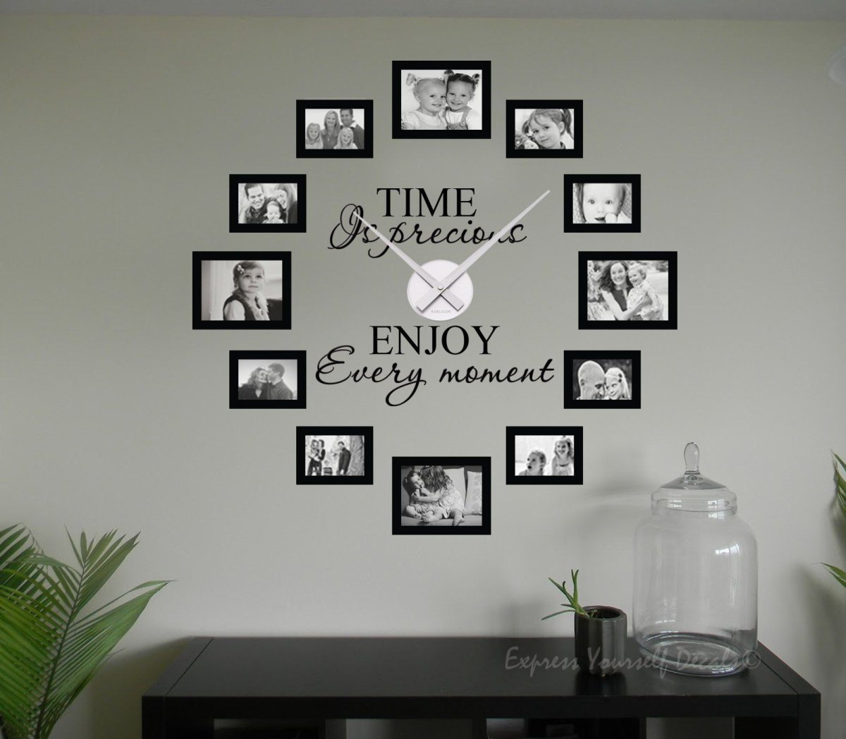 Декор на стене в виде часов с рамками из фотографий