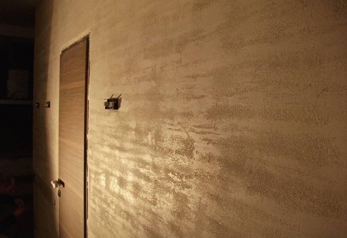 Стена короед в интерьере