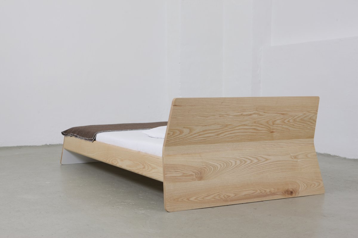 Кровать из шпонированной фанеры