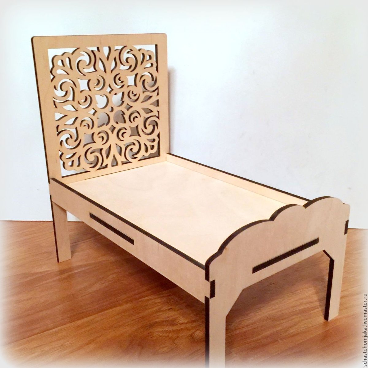 Двуспальная кровать из фанеры