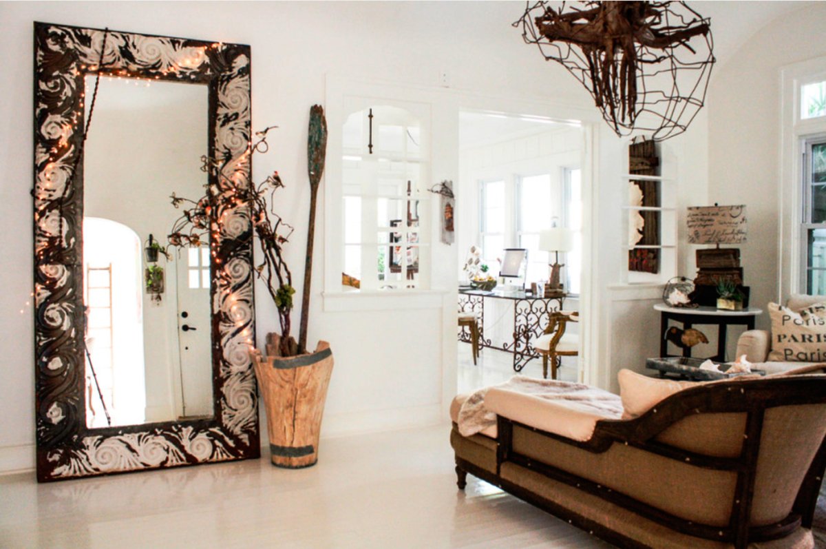 Зеркало в багете в интерьере