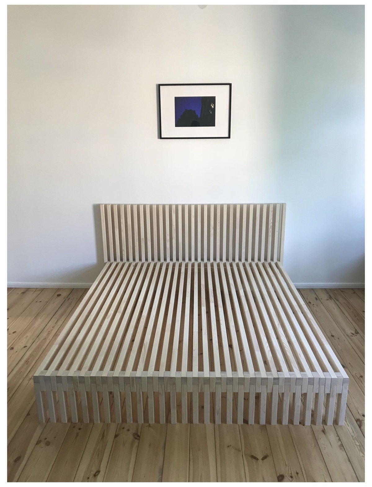 Дизайнерская кровать из фанеры