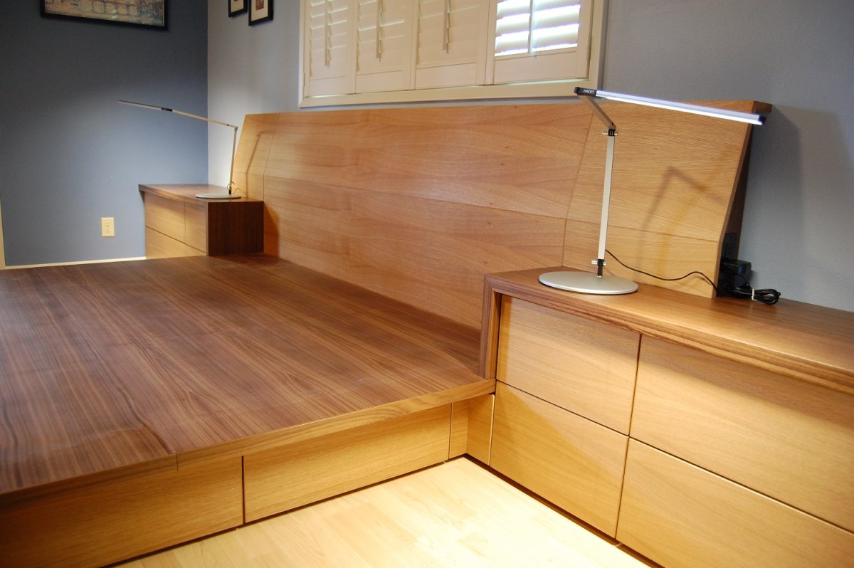 Самодельная кровать с ящиками