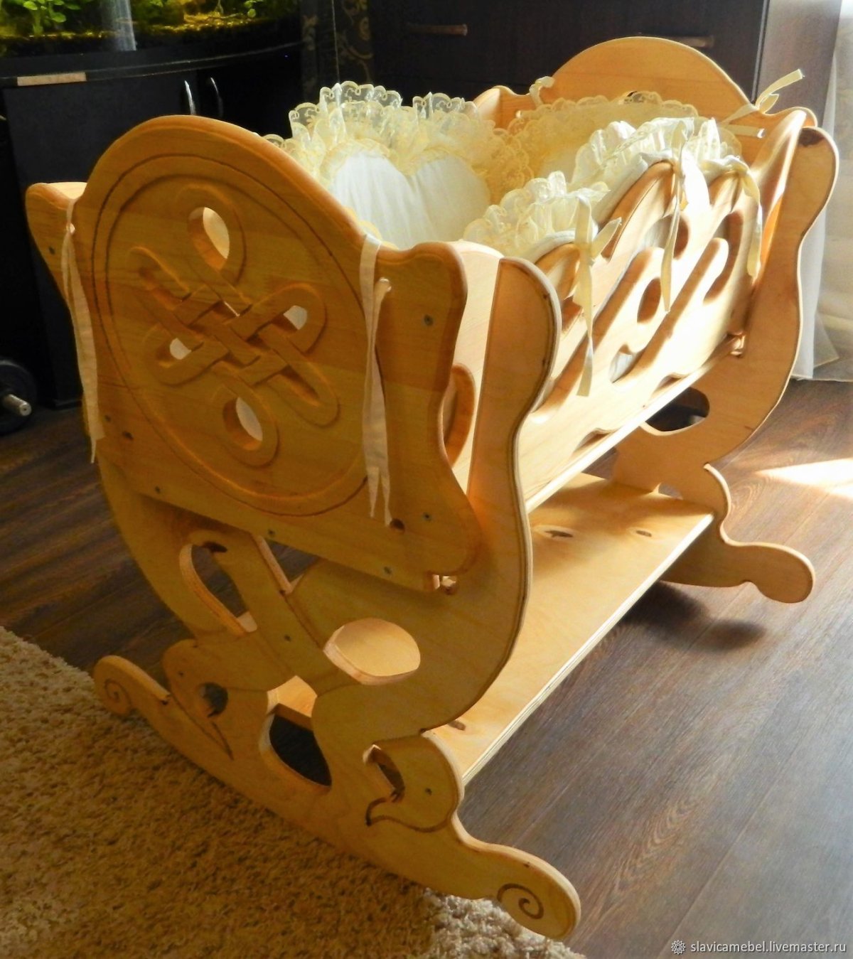 Кровать из мебельного щита с выдвижными ящиками