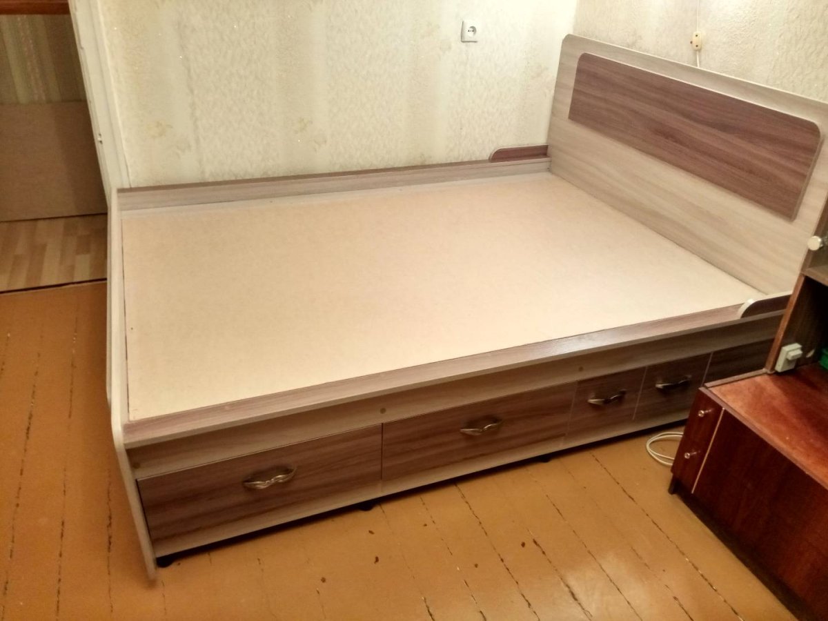 Резная детская кроватка с животными