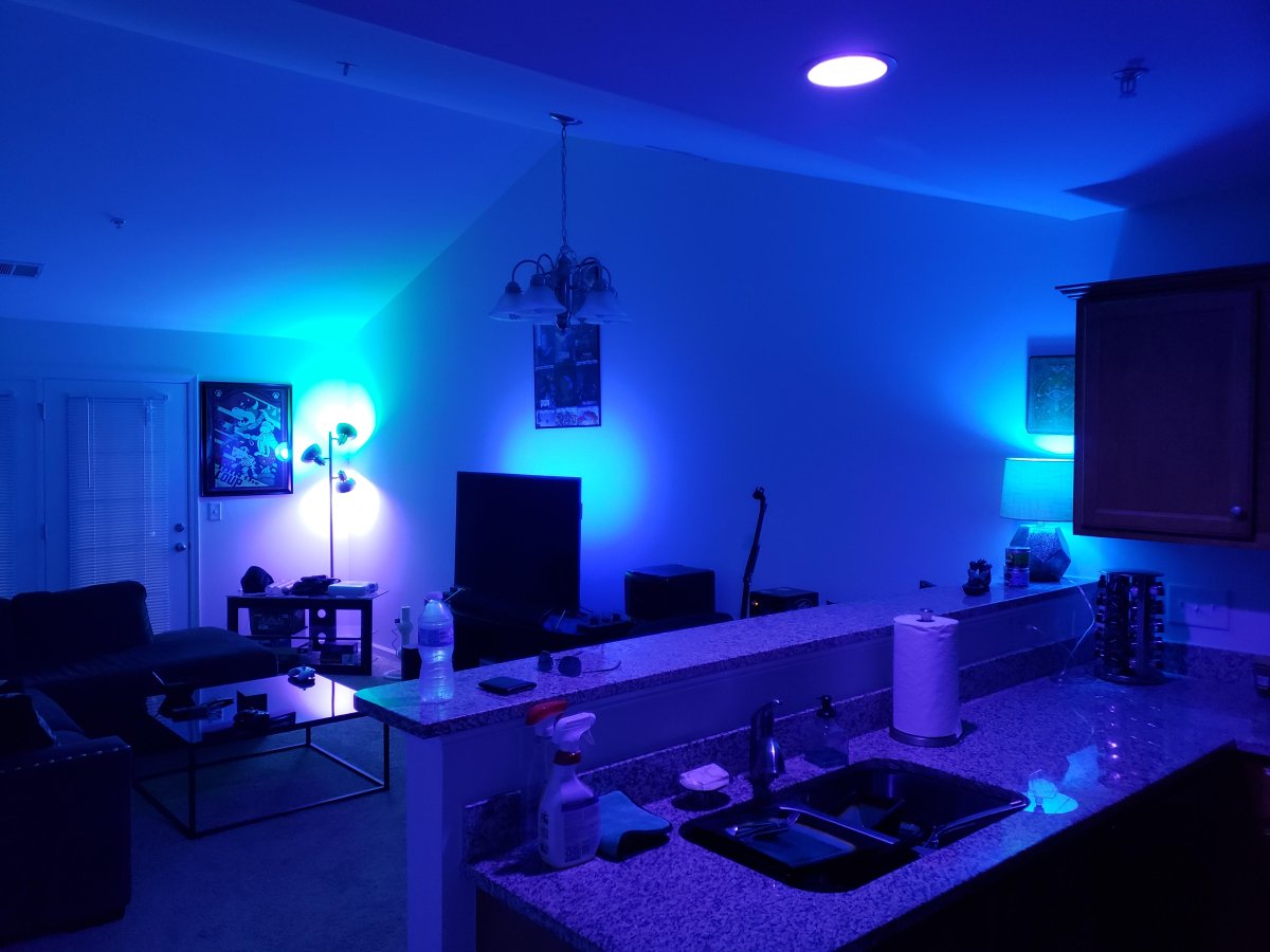 Комната в темных тонах