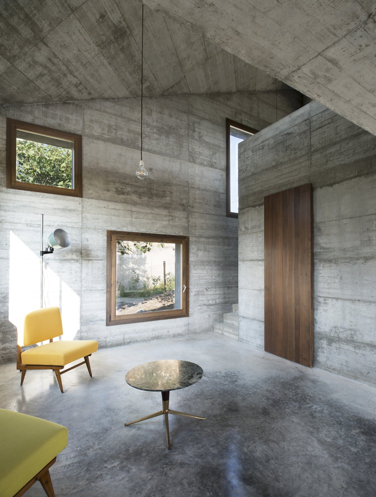 Бетонные стены в интерьере