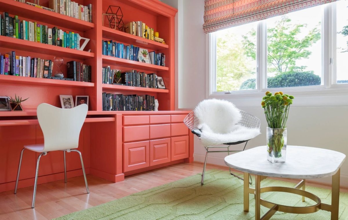 Спальня в коралловых тонах