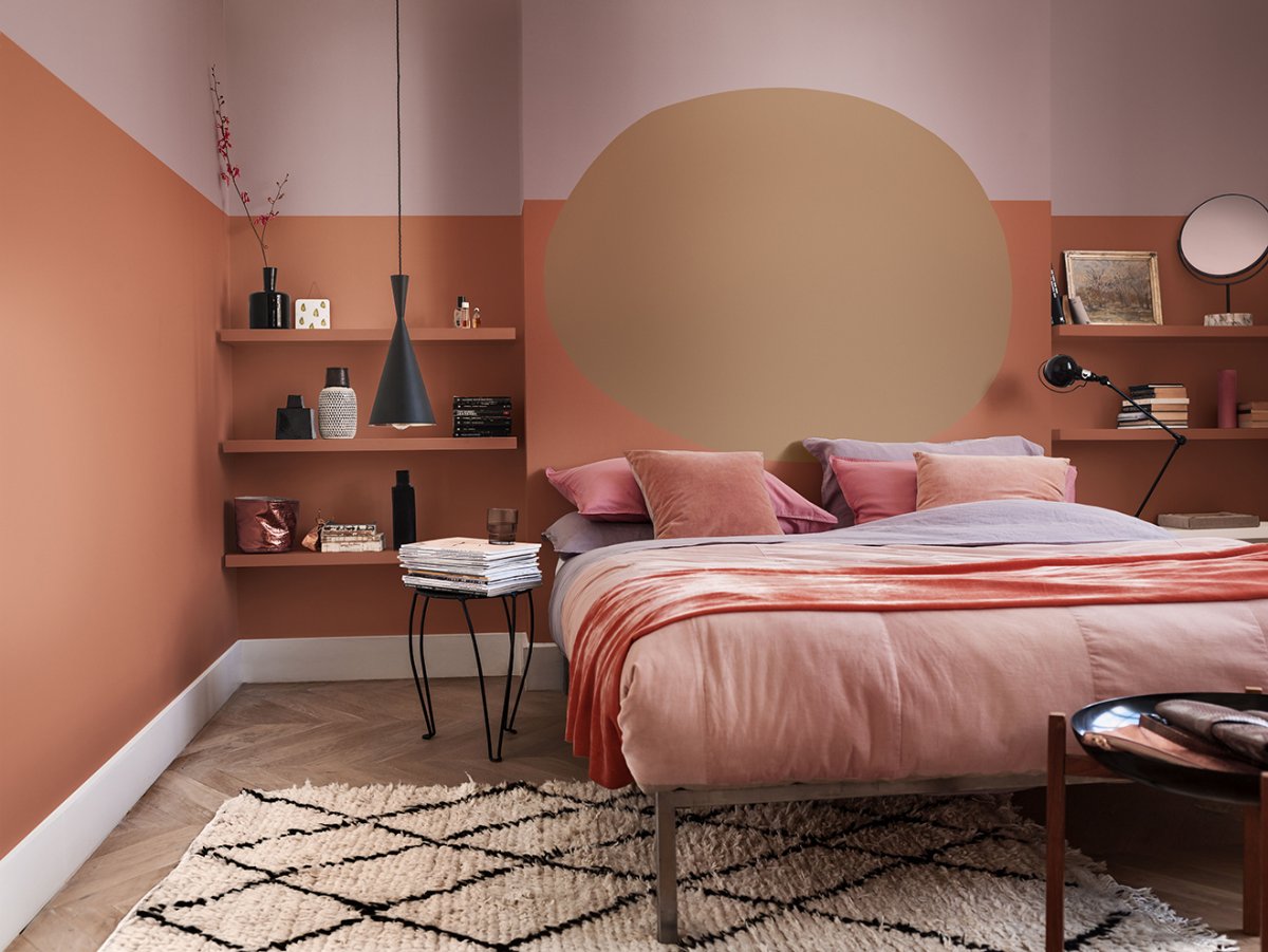 Коралловый цвет в интерьере спальни