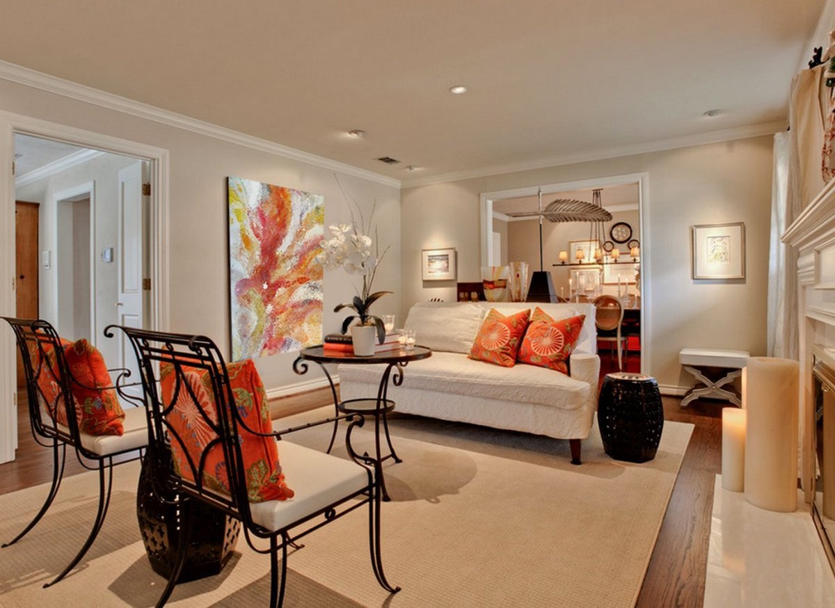 Лососевый цвет в интерьере гостиной