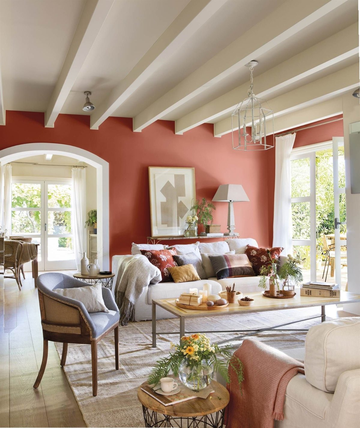 Розовый интерьер гостиной