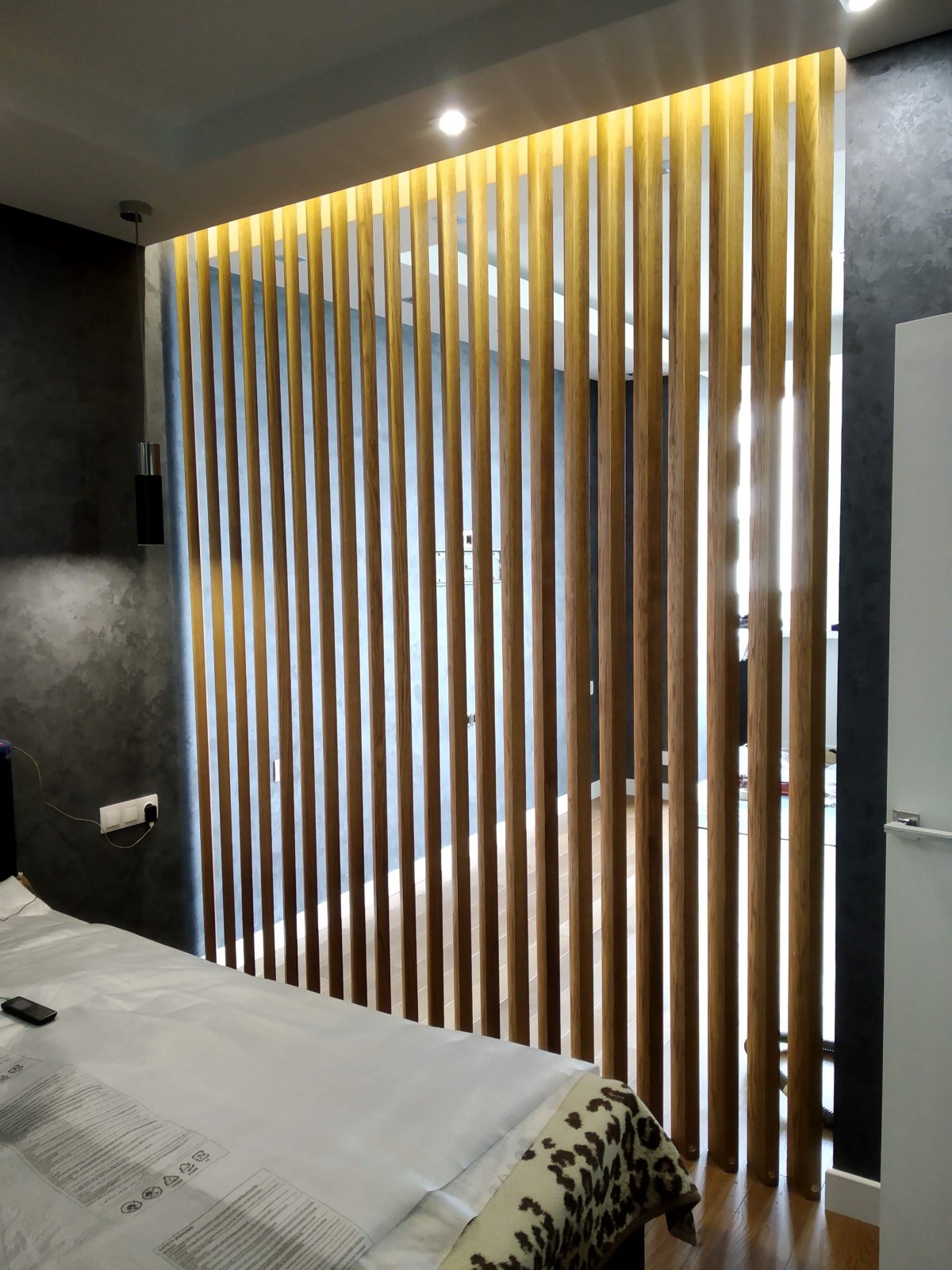 Отделка стен деревянными рейками