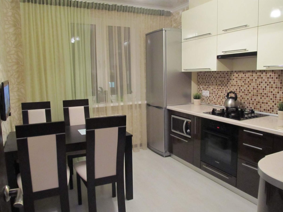 Кухня в бежевом и коричневом цвете