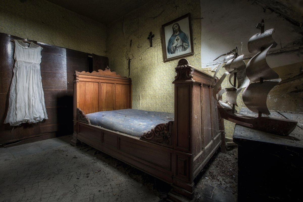 Жуткая комната с кроватью