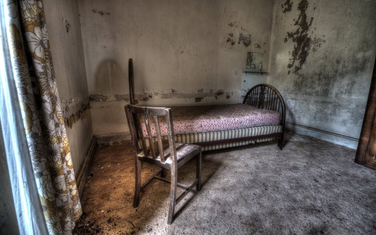 Старая комната с кроватью