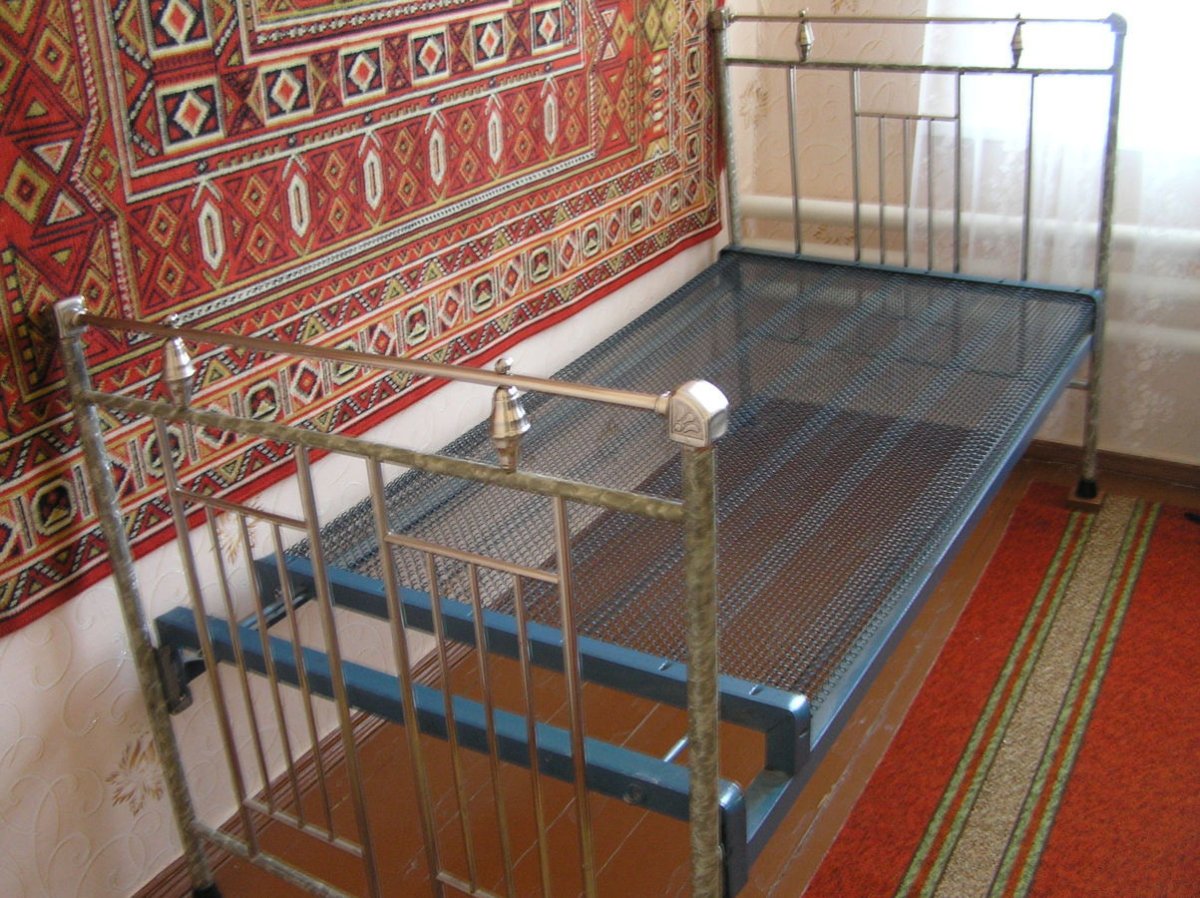 Кровать с клеткой внизу для раба