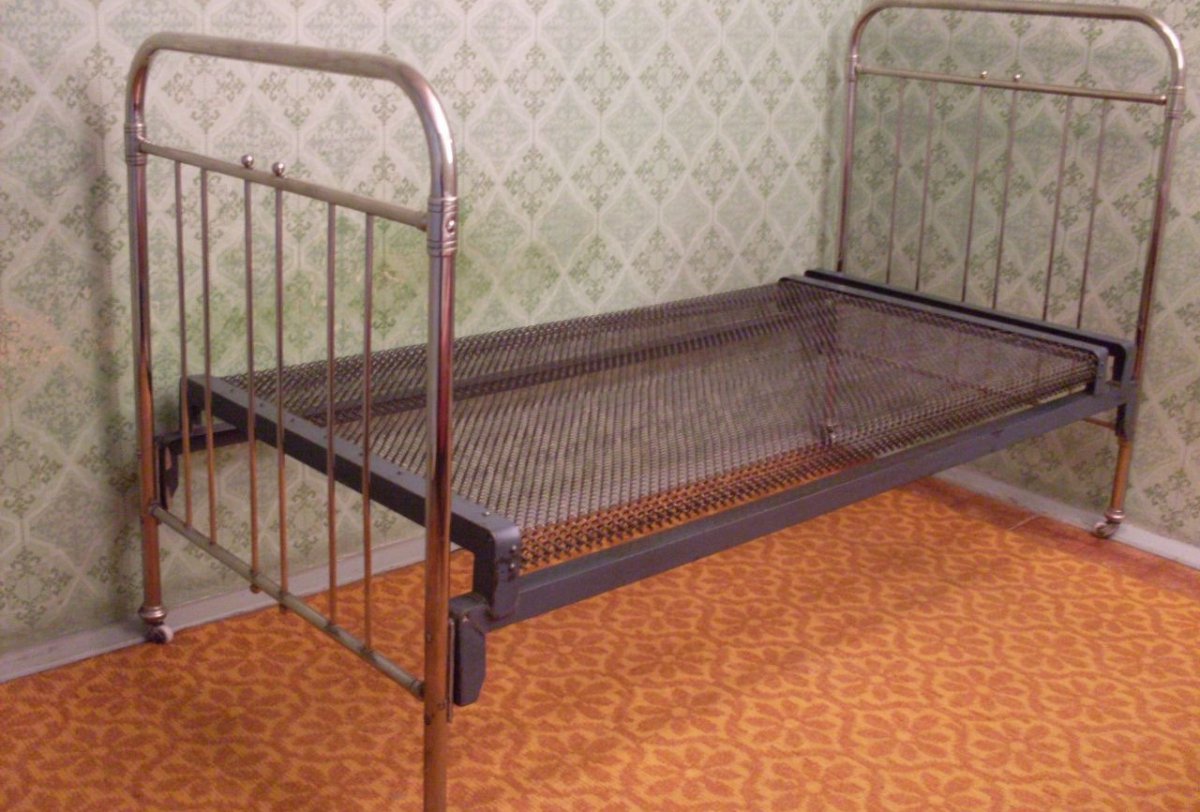 Железная кровать в саду