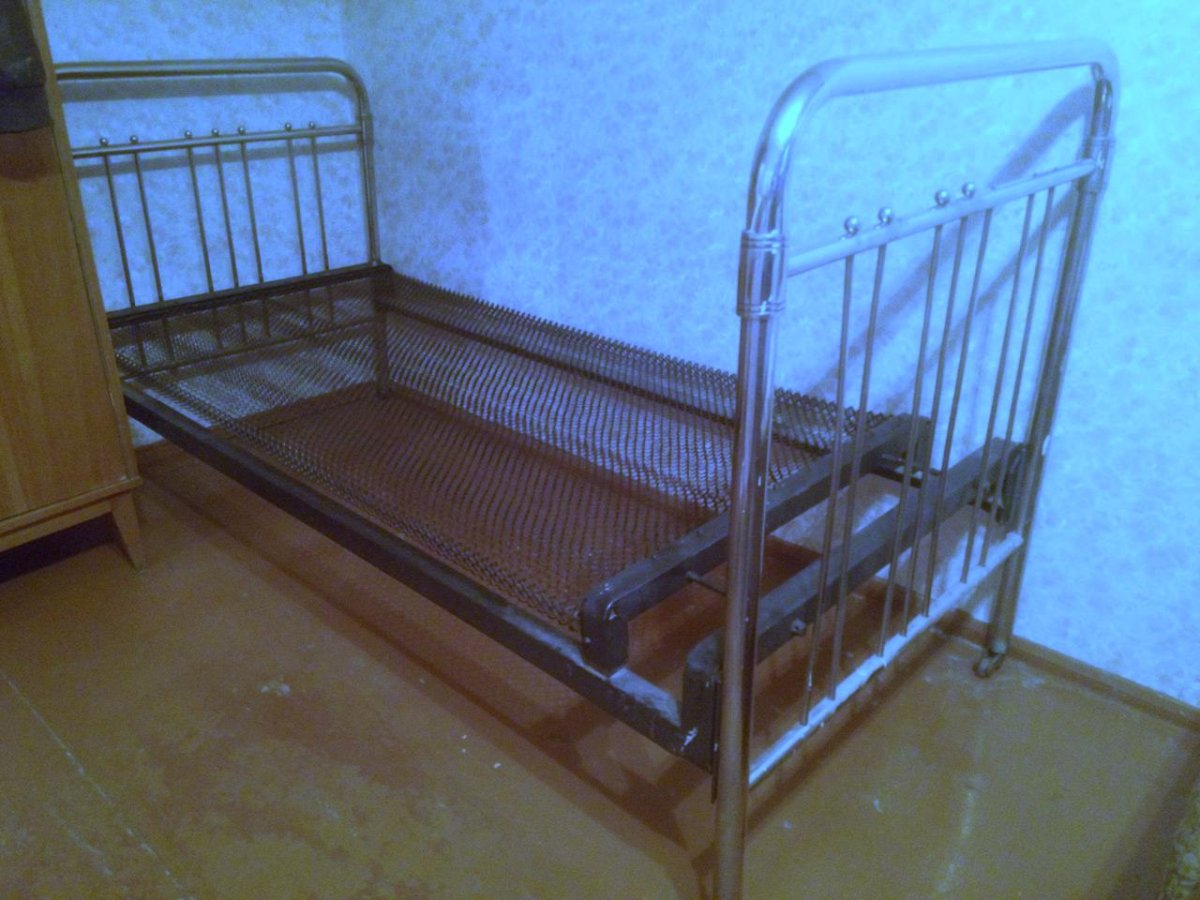Кровать с панцирной сеткой СССР
