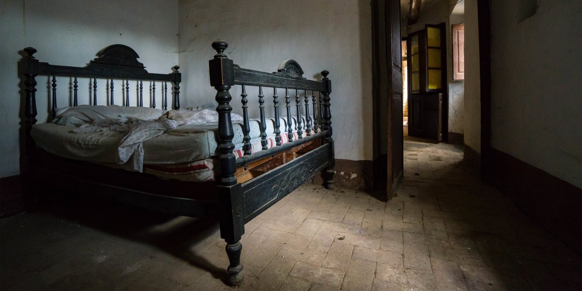 Старая деревенская кровать