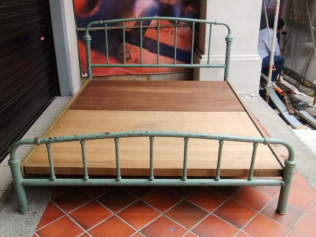 Старинные детские кровати