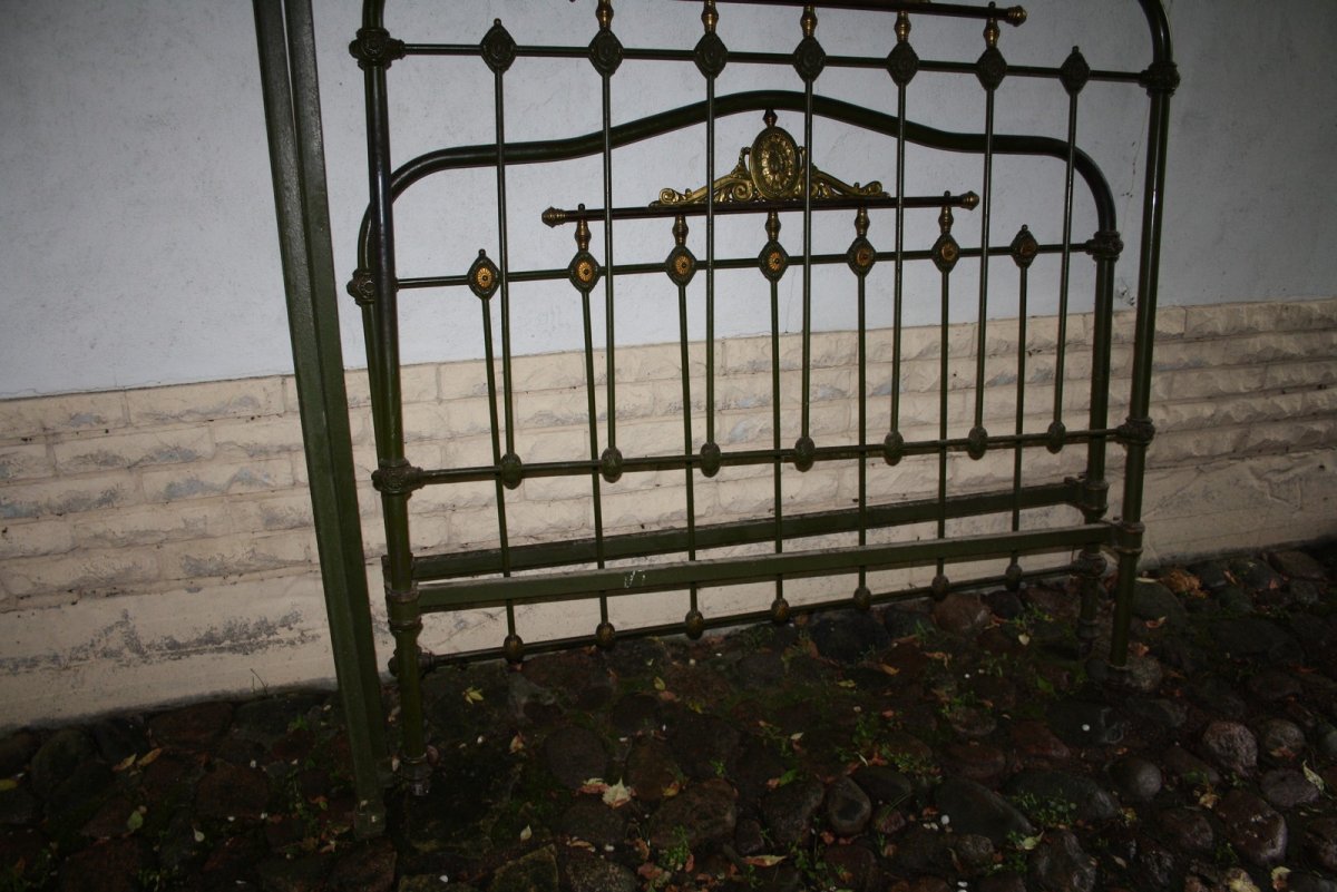 Старая кровать из гарнитура