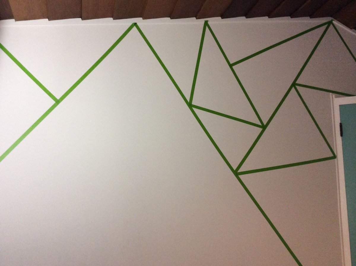 Стена треугольниками сиреневые и зеленые