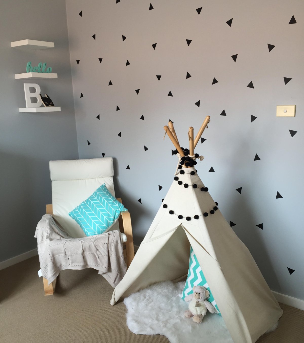Треугольники на стене в детской