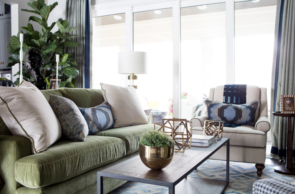 Зеленый диван в интерьере