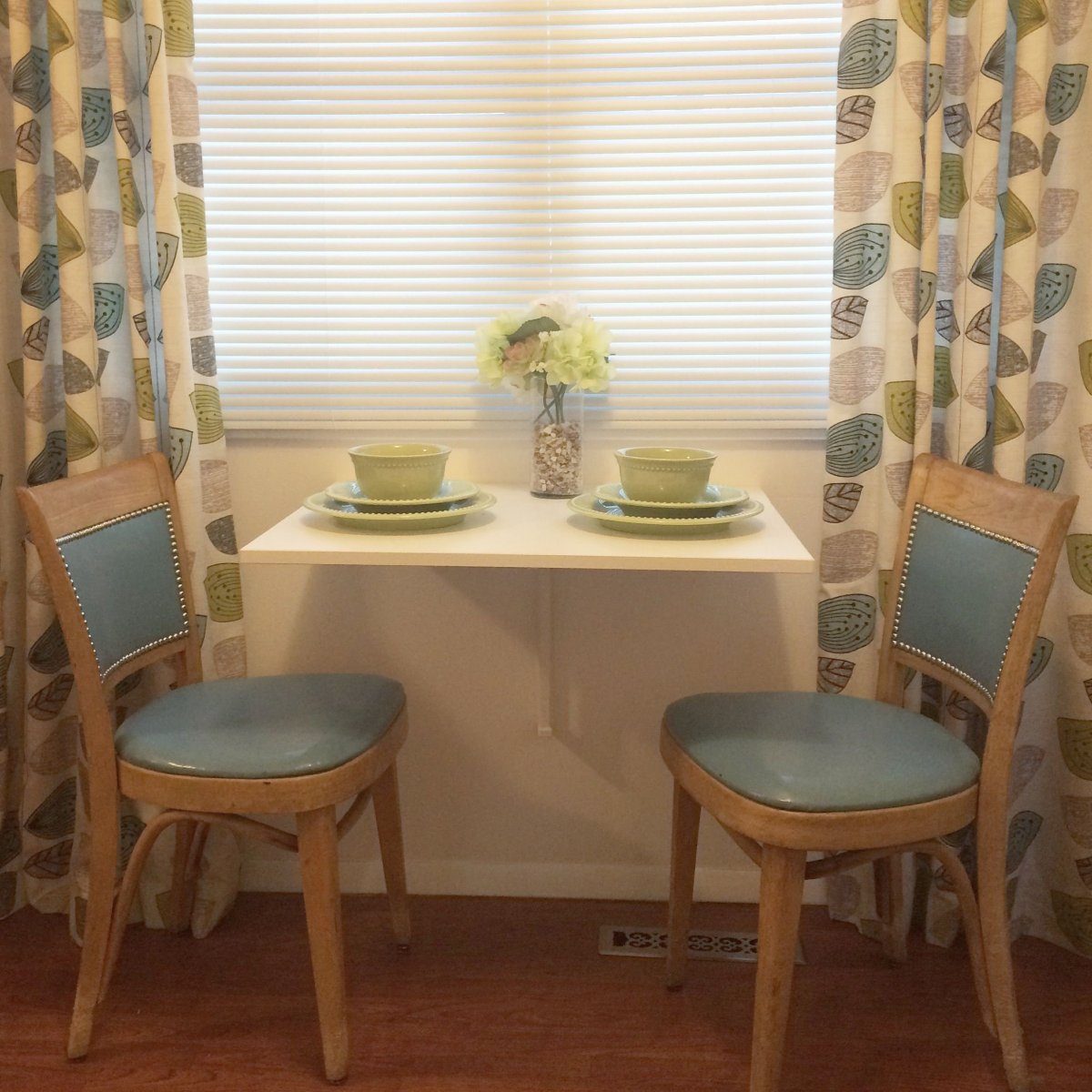 Круглый стол на маленькой кухне