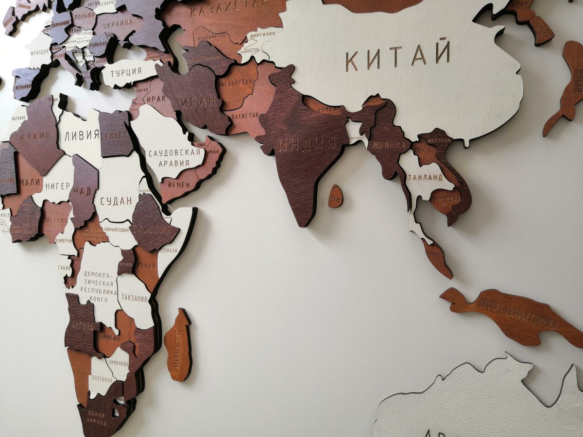 Карта мира вырезанная из дерева