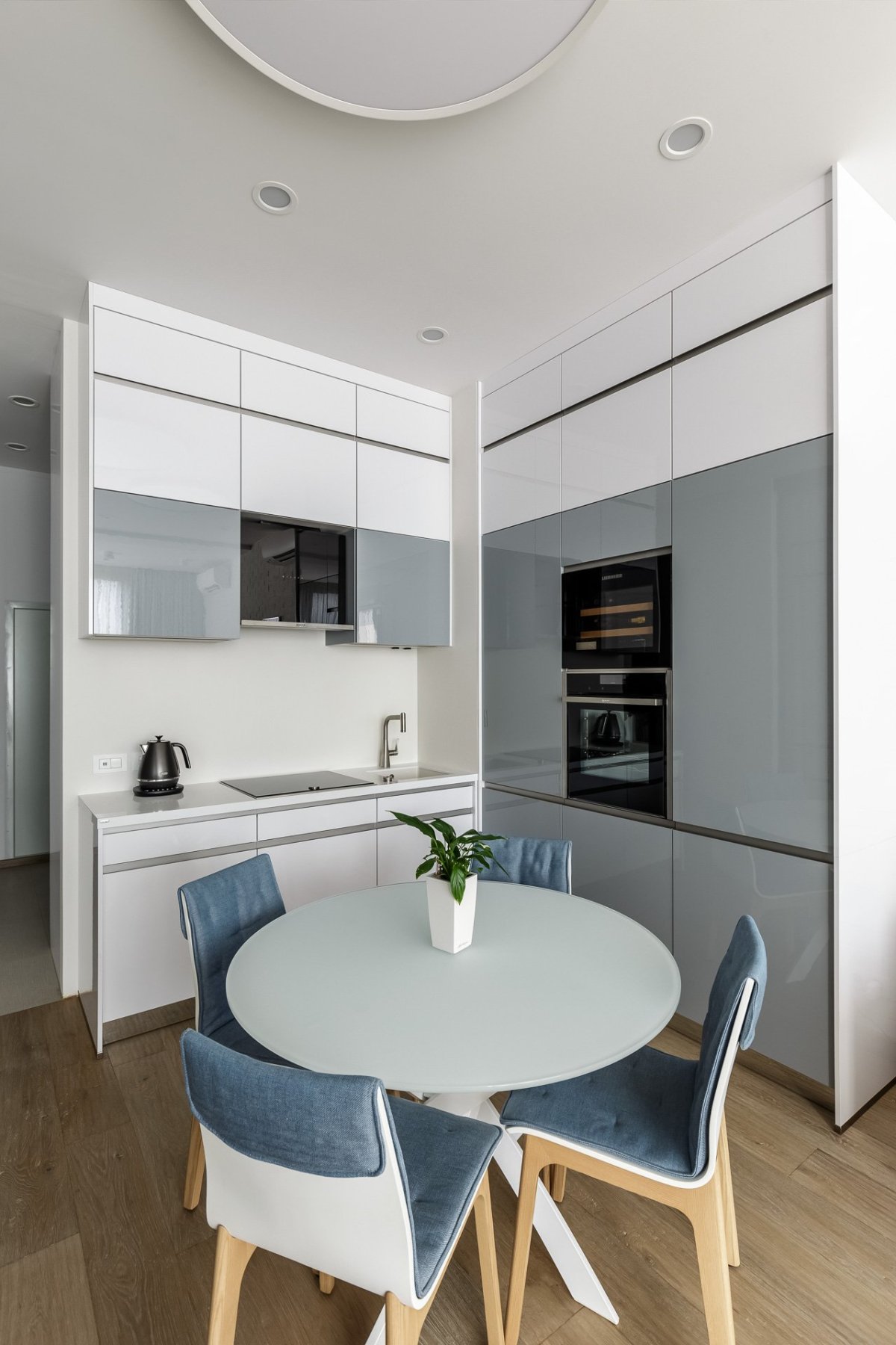 Маленький круглый столик на кухню