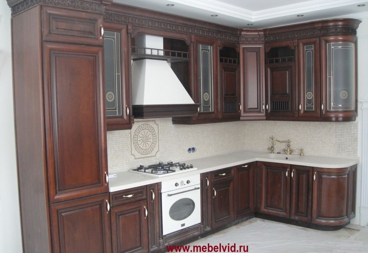 Классические кухни из массива дерева