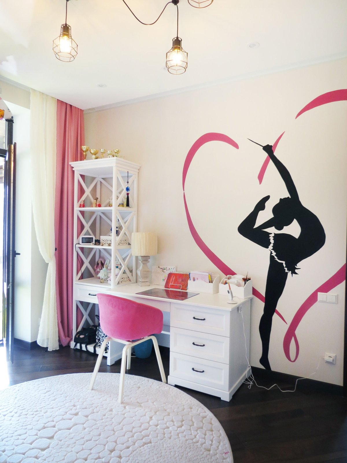 Наклейка на стену девушка