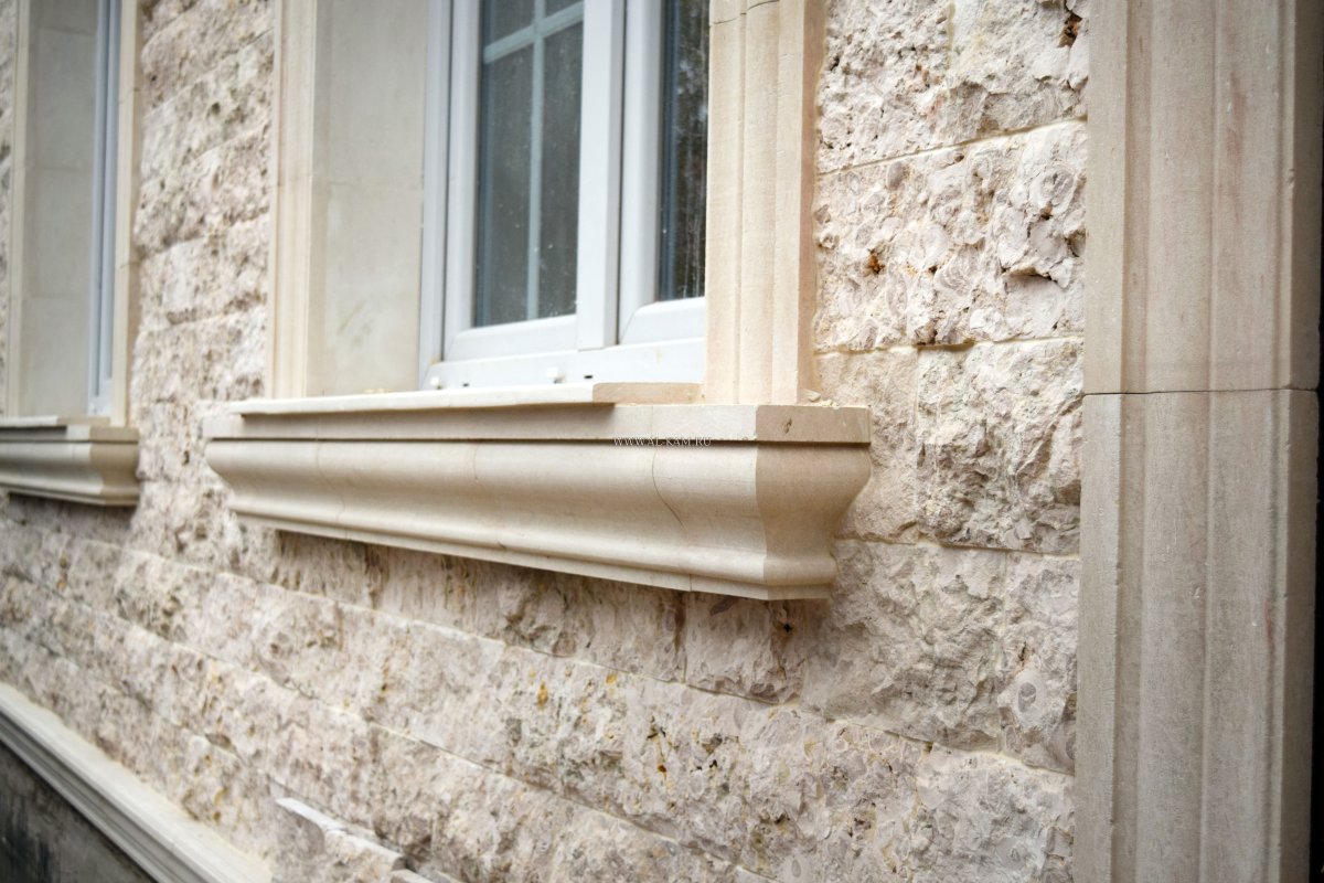 Фасад дома травертин