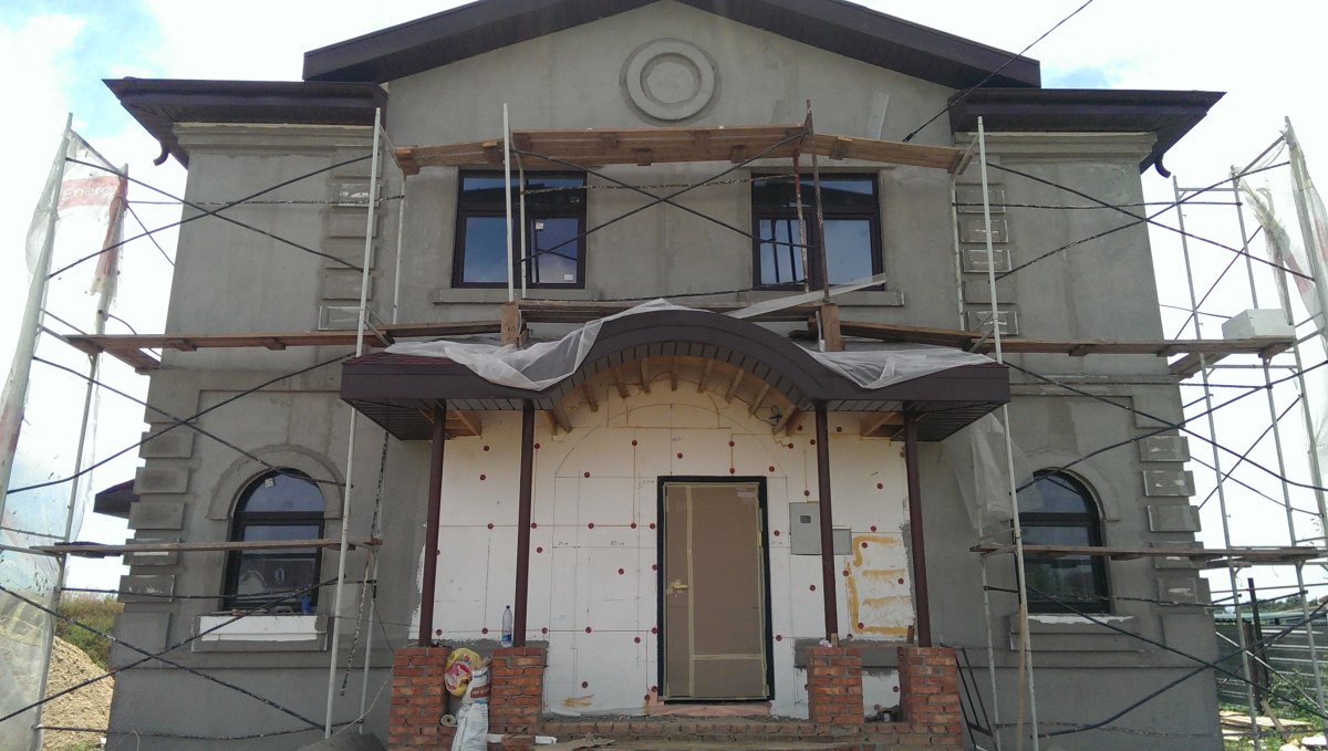 Дом из мраморной штукатурки фасада