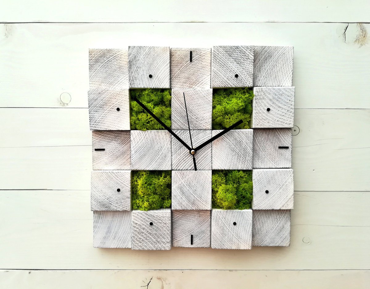 Часы из мха и рамки чб