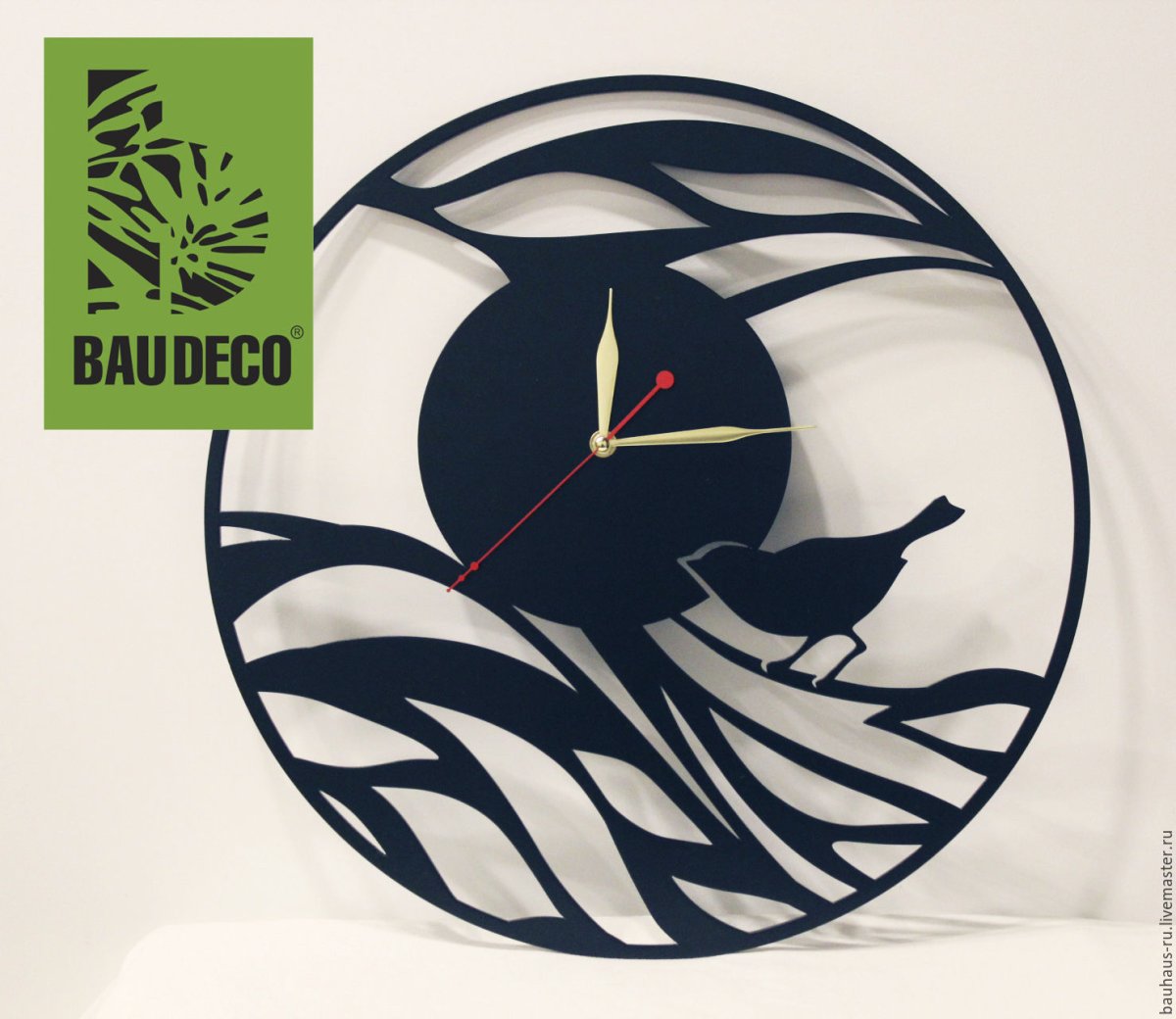 Часы настенные из черного металла