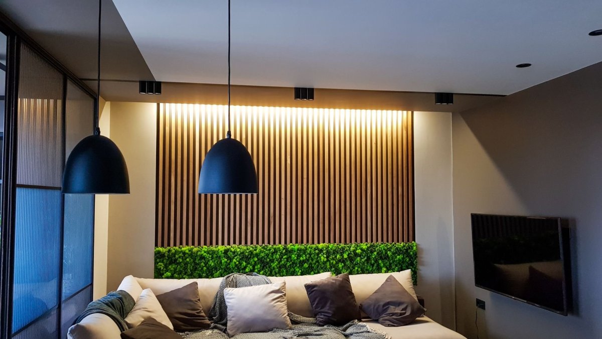 Спальня с деревянными рейками на стене