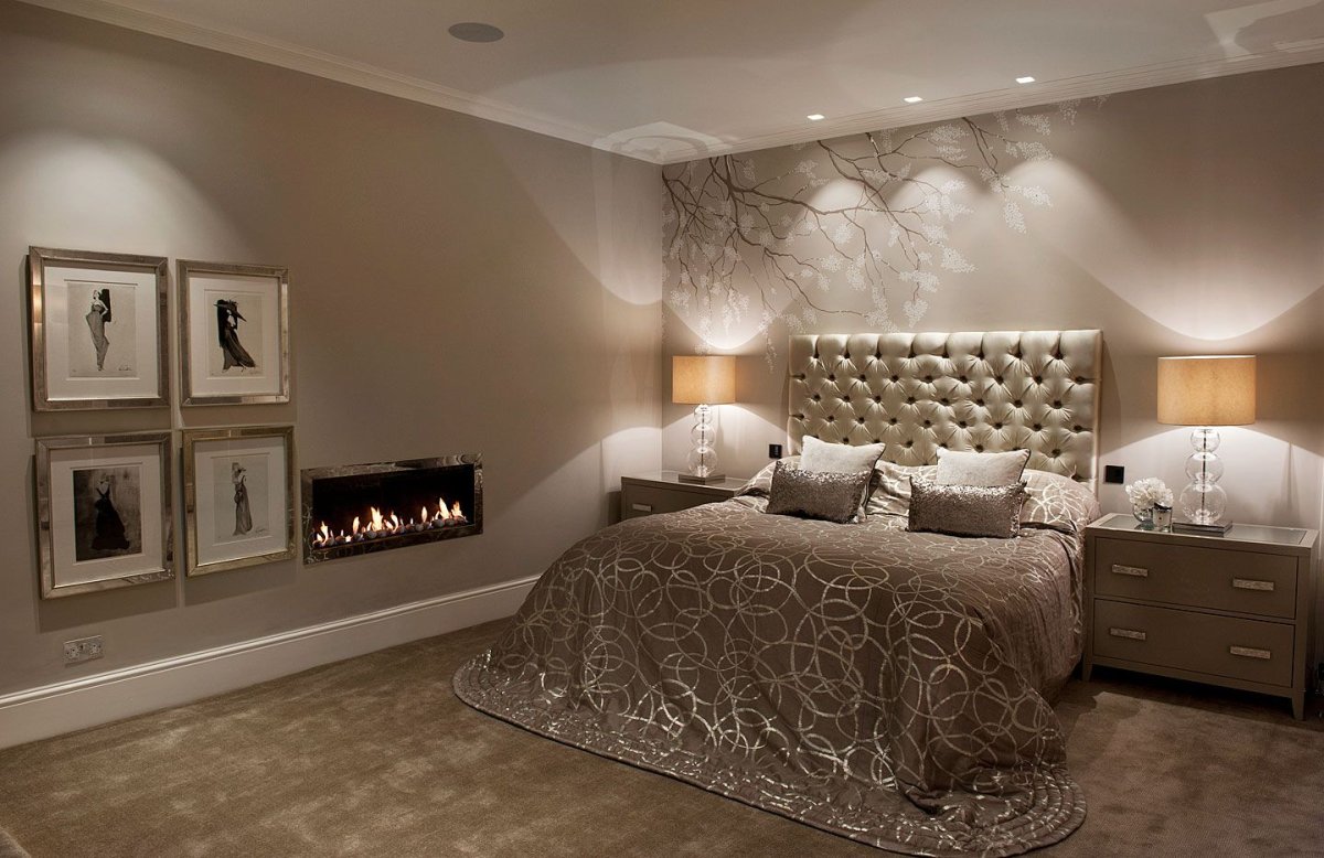 Зеркальные панели в спальне