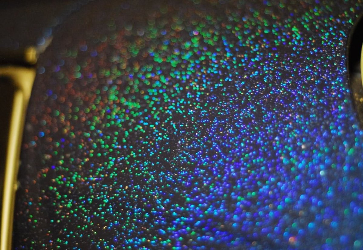 Жидкие обои с блестками в интерьере