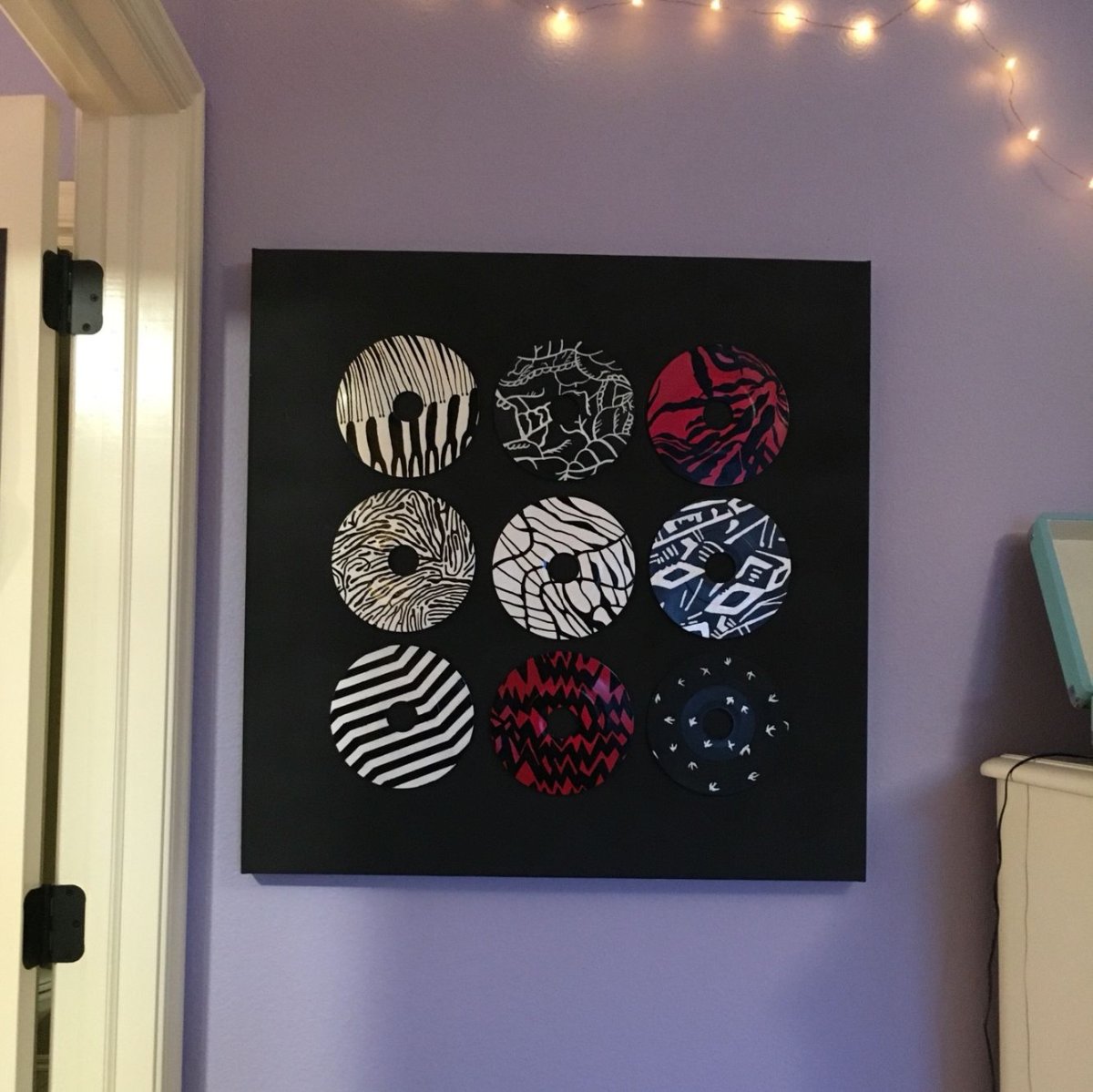 Виниловые пластинки на стене