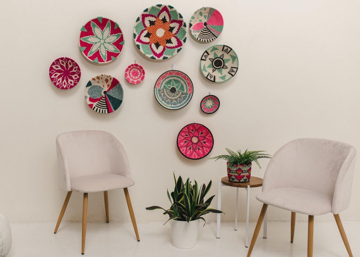 Круглое кресло украшенное цветами из бумаги