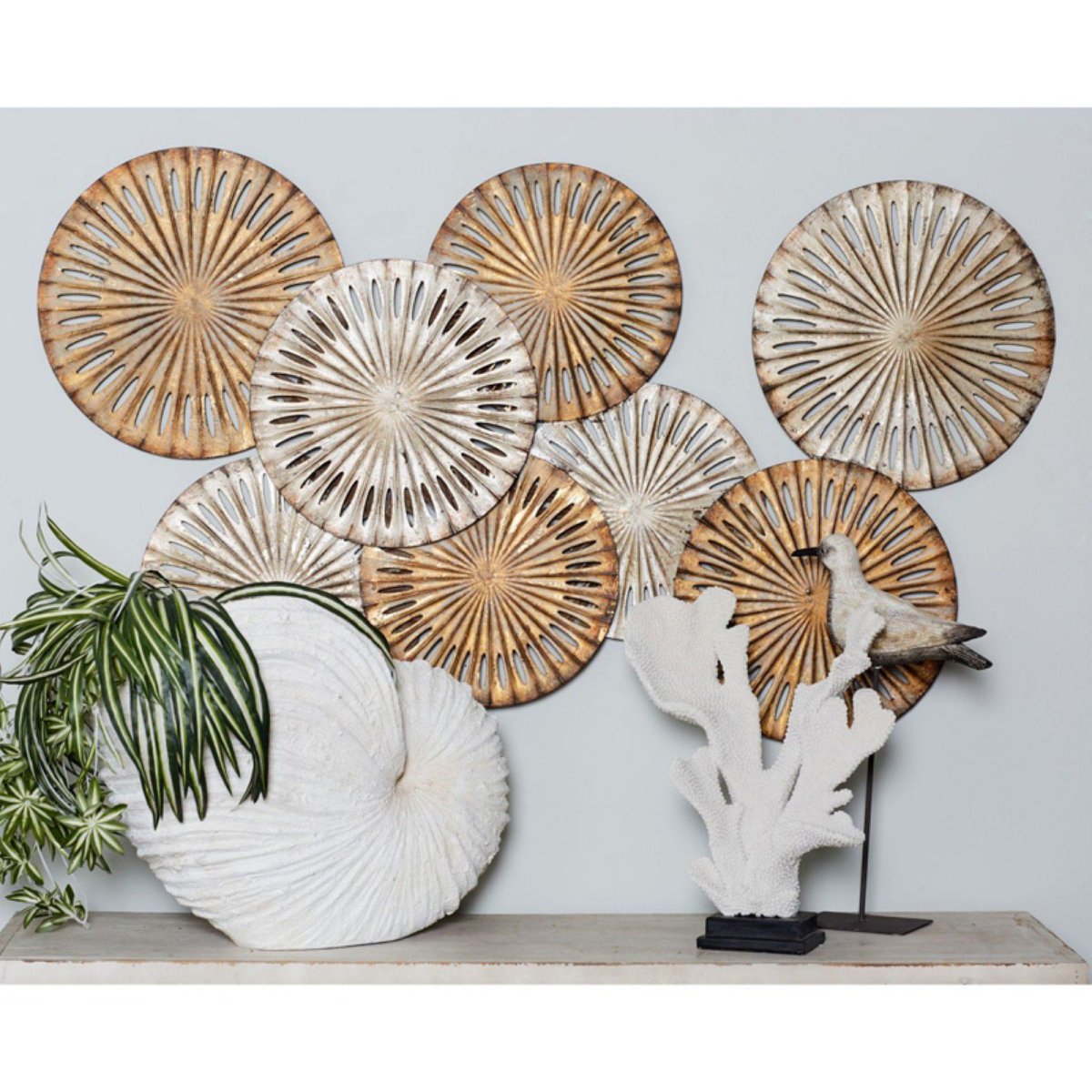 Декор стен потолочными розетками