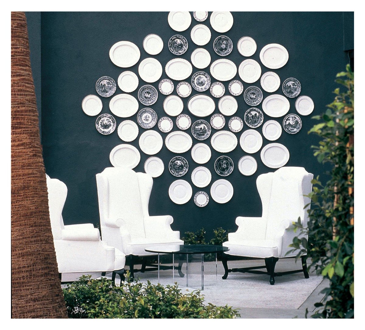 Декор розовой стены тропики