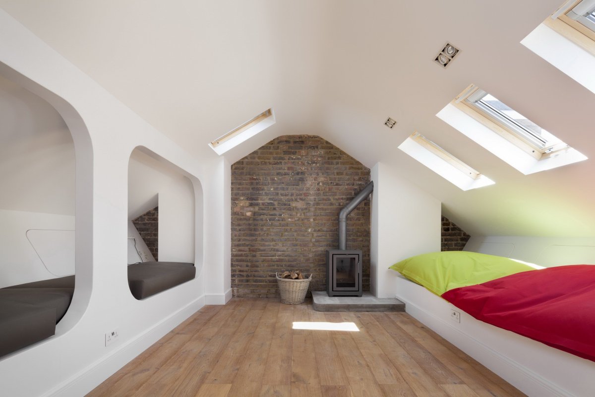 Спальня со скошенной крышей