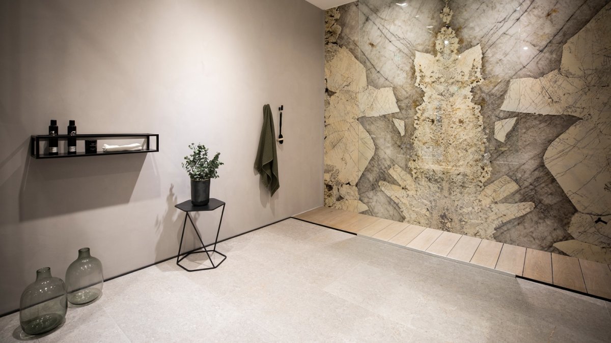 Нанесение микроцемента на стену