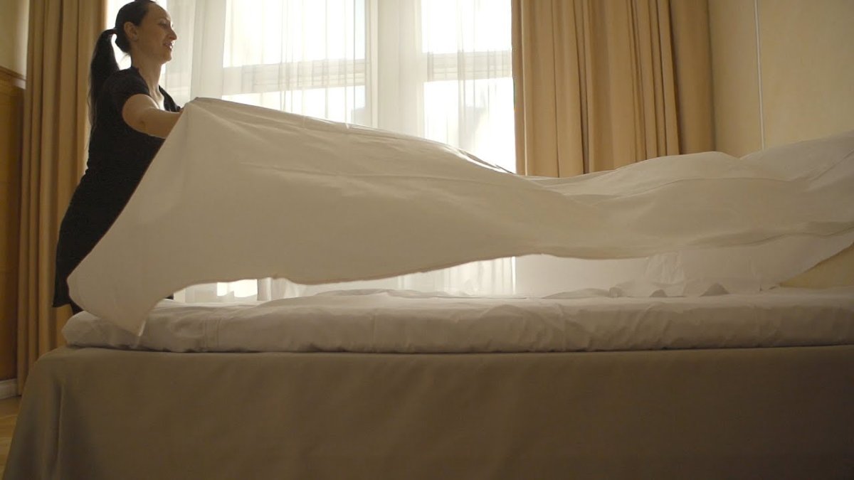 Кровать не застелена