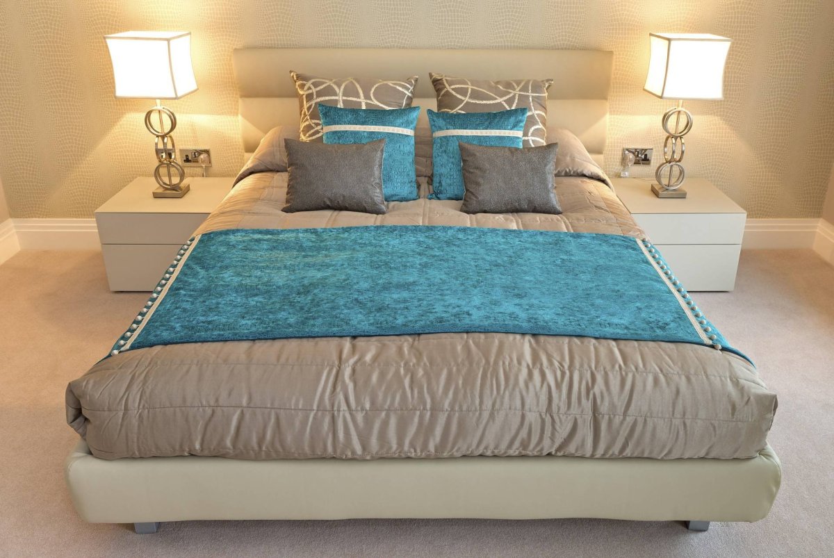 Постелить кровать