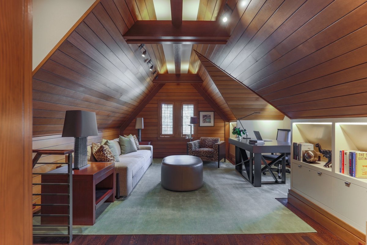 Стеллаж на мансарде