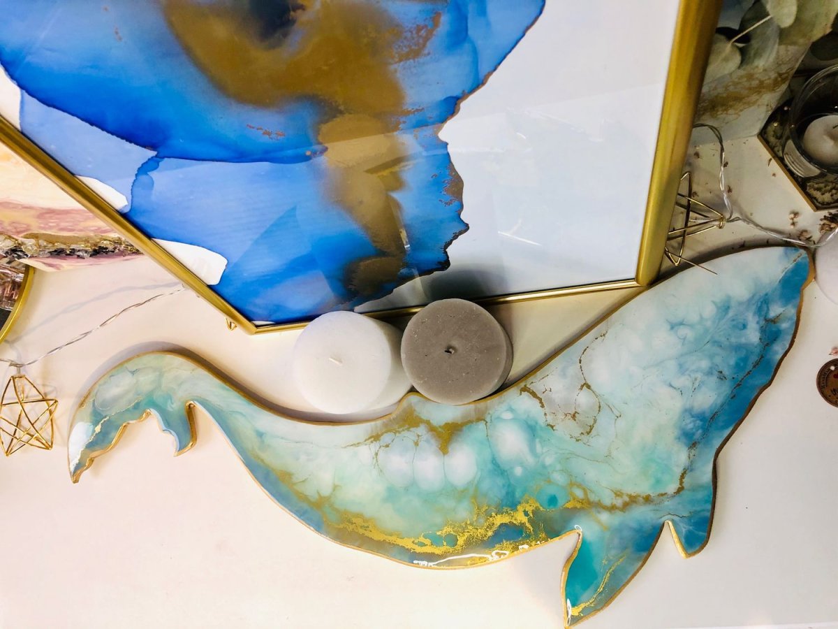 Панно из смолы в интерьере на полу